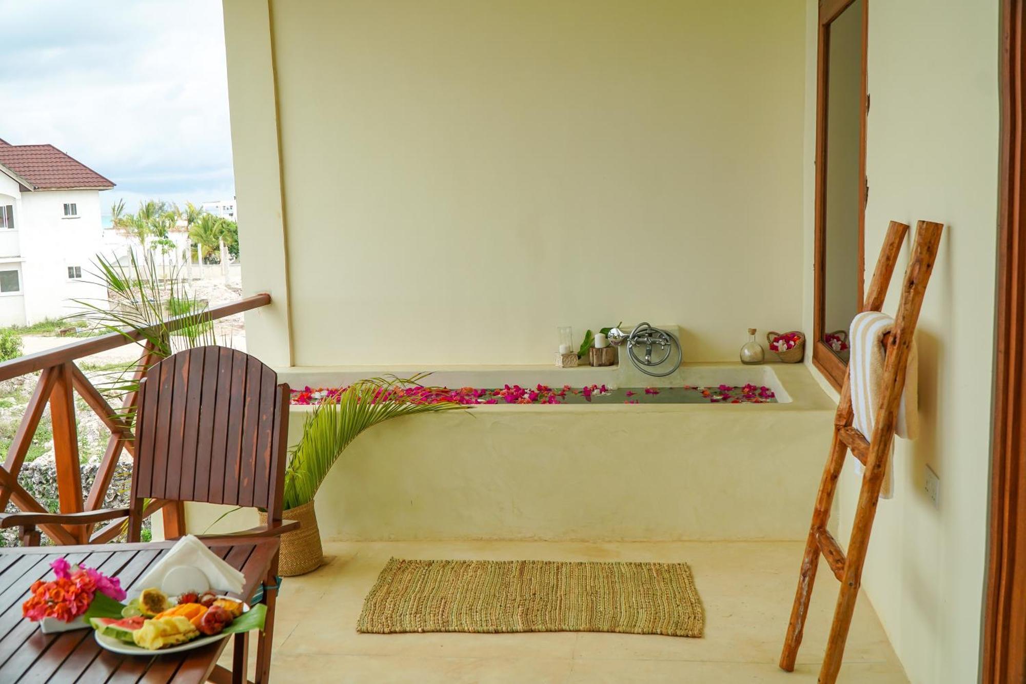 Aquamarina Hotel Джамбиани Екстериор снимка